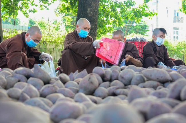 Continuing to support people in need in the Covid-19 pandemic of Hoang Phap Pagoda (series 2)